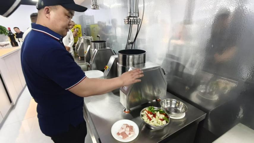 “厨神”机器人开业,能制作麻婆豆腐、宫保鸡丁等近百道菜式…