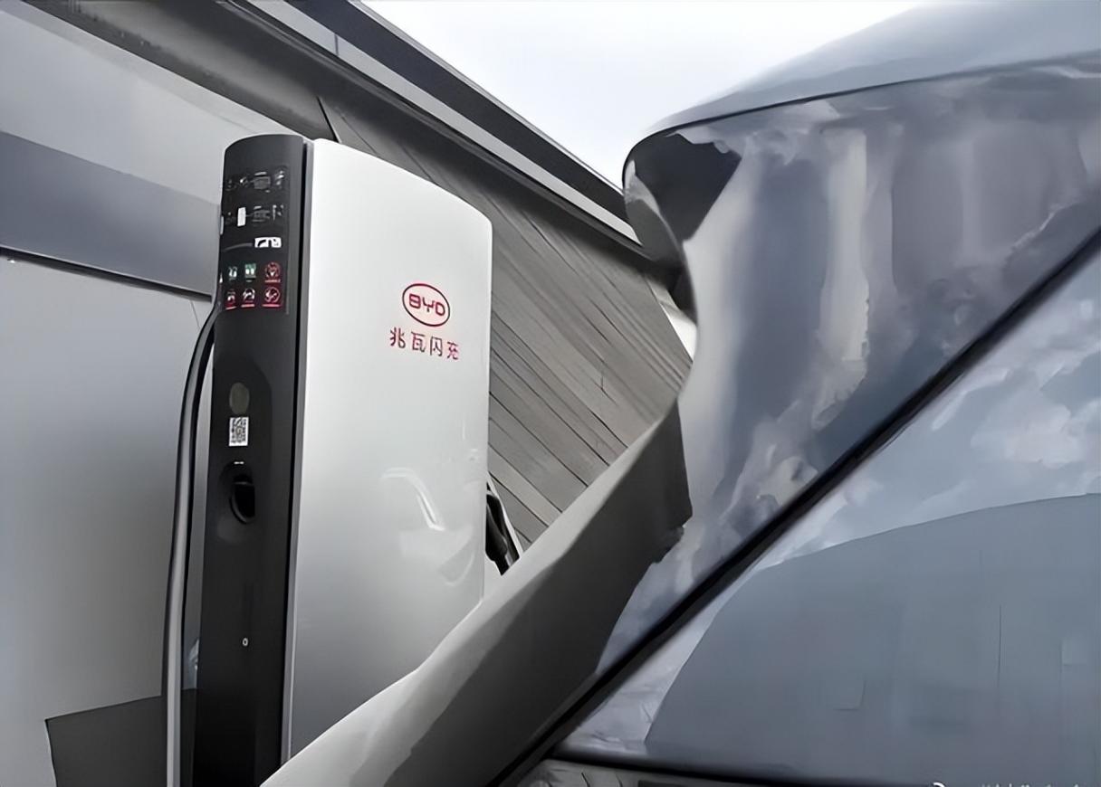 比亚迪突然放出王炸!150kW快充+300km纯电续航,燃油车彻底慌了