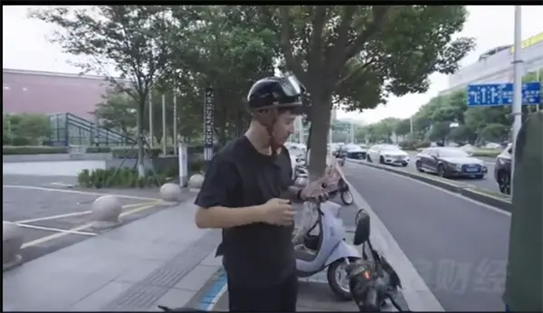 名下公司存款上亿 张雪峰自曝没有车也不会开车 都是骑电动车上下班 名下公司存款上亿!张雪峰自曝没有车也不会开车 都是骑电动车上下班